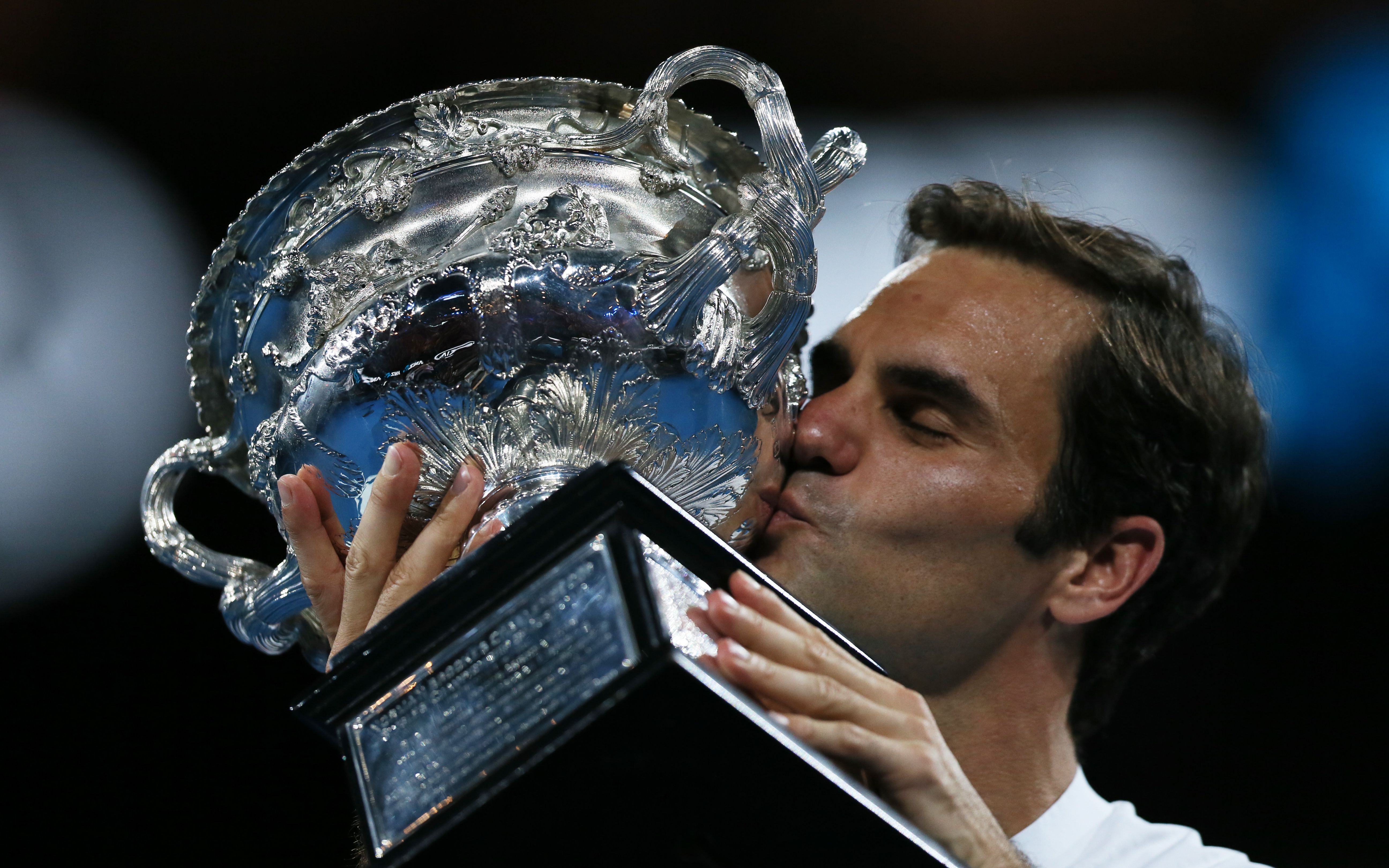 九游(中国)官网登录费德勒重返赛场，重要助攻首场状态出色，热火观众沸腾！