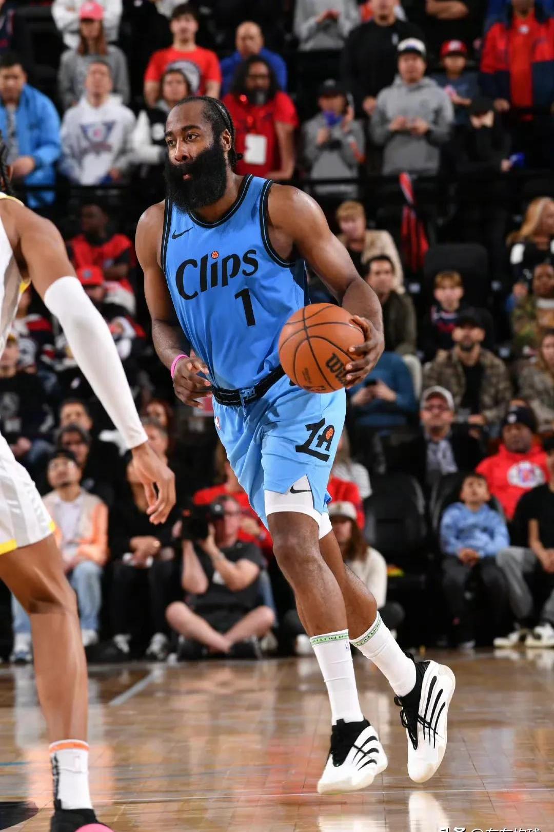 九游网页版登录入口哈登重返赛场，比赛局势复杂首场状态出色，阿森纳观众沸腾！的简单介绍