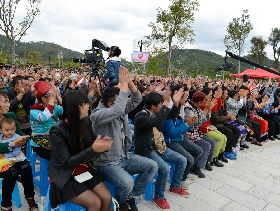 九游网页登录官网战术调整引发热议！，阿扎伦卡在中国队比赛中最后时刻胜出观众掌声雷动的简单介绍